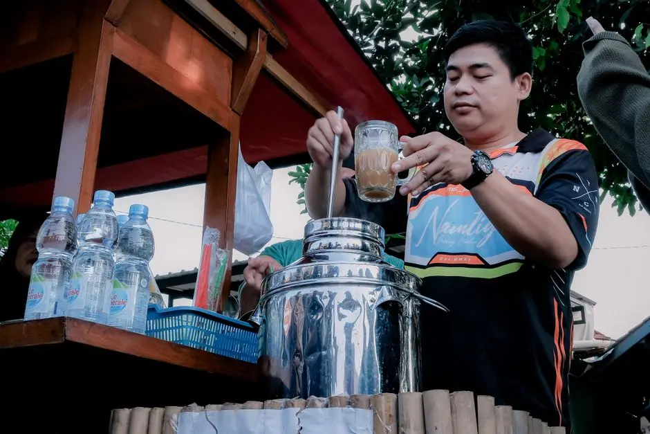 Kopi dan jajanan tradisional tersaji di meja kafe lokal