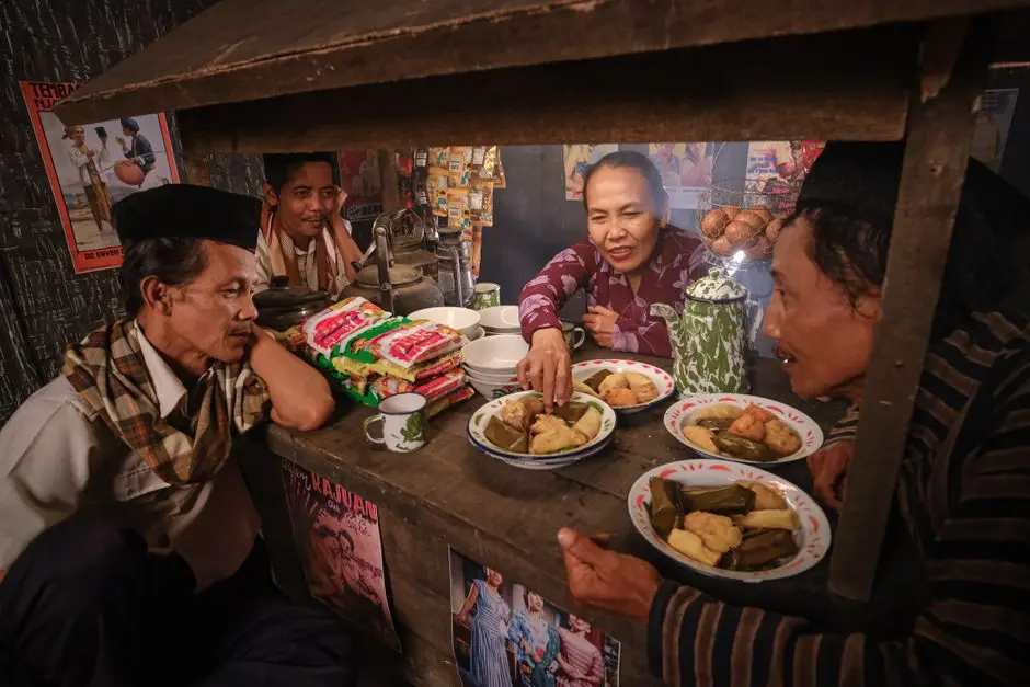 Kopi tubruk dan pisang goreng di Warung Kopi Siang Malam Tanjungbalaikarimun